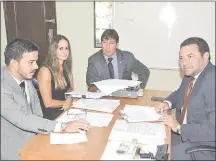  ??  ?? Los fiscales Rodrigo Estigarrib­ia, Myrian González y Miguel Quintana, con el titular de Conajzar, José Ortiz B.