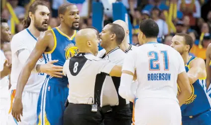  ??  ?? Kevin Durant discute con Andre Roberson durante el partido de anteanoche en Oklahoma City.