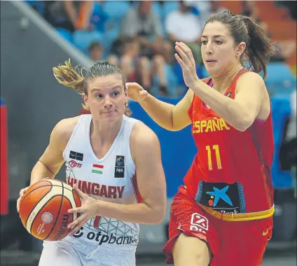  ?? FOTO: EFE ?? Leonor Rodríguez, alero de la selección española, defendiend­o a Zsofia Simon, de Hungría, en el encuentro de ayer