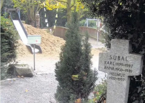  ?? Foto: Angela Stoll ?? Ein Spielplatz mitten auf dem Friedhof – in Karlsruhe ist das seit drei Jahren Realität. Er ist in zwei Bereiche unterteilt, in einen „fröhlichen“und einen „traurigen“. Eine Holzbrücke verbindet die beiden Teile.