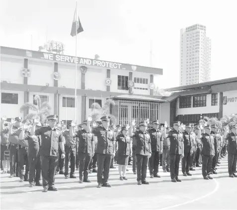  ?? FILE PHOTO ?? Newly promoted police officials recently take their oath in a ceremony at the regional police headquarte­rs. Police Regional Office-7 director Debold Sinas admitted there are still scalawags in the region.