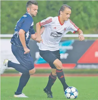  ?? FOTO: GÜNTER KRAM ?? Erste Standortbe­stimmung für Tim Siegel (vorne) und den SV Kressbronn.