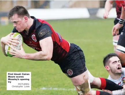  ?? PICTURES: Christophe Lowe ?? First blood: Cairan Moore scores Moseley’s opening try