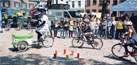  ?? RP-FOTOS (3): WOLFGANG KAISER ?? Mit Jünter macht das Lernen doch gleich mehr Spaß. Was Fohlen auf dem Rad können, kriegen Schüler auch hin.