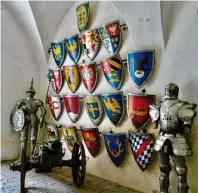  ?? ?? Freunde der Wappenkund­e hätten hier ihre Freude: Schilder und Ritter‰ rüstungen in Schloss Falkenberg (Niemodlin).