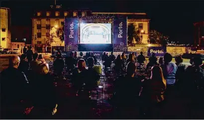  ?? GTL ?? Desenes de melòmans es van reunir a la plaça de la Perdició de Porto per seguir el drama de Puccini