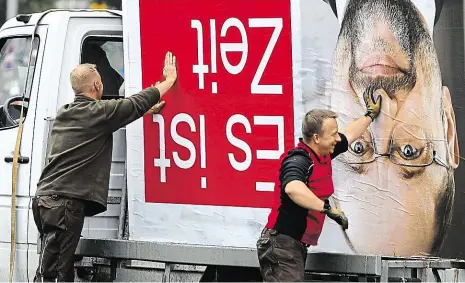  ?? Foto: Reuters ?? Už je po všem Pracovníci odvážejí z centra Berlína volební billboard sociálních demokratů s jejich lídrem Martinem Schulzem. Pod jeho vedením SPD v nedělních parlamentn­ích volbách získala nejnižší počet hlasů v dějinách Spolkové republiky.