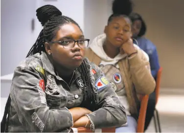  ?? Paul Chinn / The Chronicle ?? Jaida Clark (left) attends a class with Kaylani Kelley at Airbnb as part of the city’s internship program.