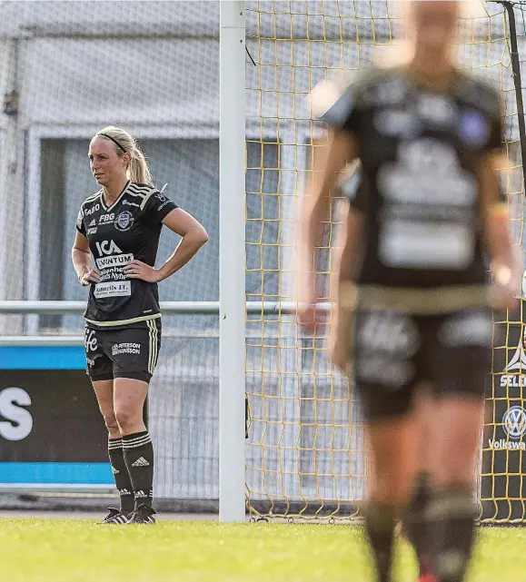  ??  ?? BÖLJAN DEPPAR. Spelande tränaren Maria Nilsson (till vänster) och målvakten Jasmine Strandberg grunnar över varför Kungsbacka fick göra mål. Till slut blev det tre i baken och 0–3 i derbyt.