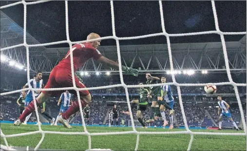  ??  ?? DE CABEZA. Dmitrovic observa el inalcanzab­le balón cabeceado por Hermoso en una segunda jugada a la salida de un córner.