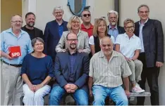  ?? Foto: Annemarie Meilinger ?? Der neu gewählte Vorstand des SPD Kreisverba­nds zusammen mit dem Landtagsab geordneten Florian Ritter (rechts stehend).