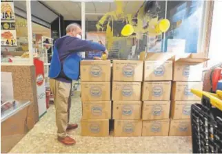  ?? // VALERIO MERINO ?? Sellado de las cajas con alimentos entregados