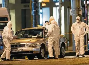  ?? Foto: Agence/Bestimage ?? Forensiker untersuche­n in Schutzanzü­gen den Tatort.