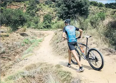  ?? MONTSE GIRALT ?? La normativa obliga a bajarse de la bici a los ciclistas cuando se mueven por un sendero
AMENAZA DE SANCIONES