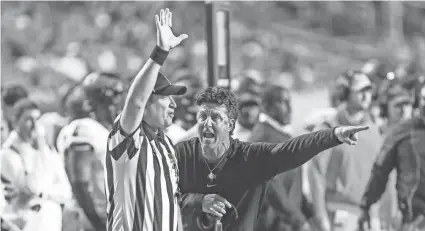  ?? LOREN ORR/GETTY IMAGES ?? OSU coach Mike Gundy argues with a referee during the Cowboys' 21-20 win at Boise State on Saturday night.