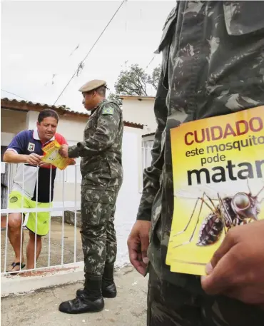  ?? Foto: dpa/Sebastiao Moreira ?? Ausnahmezu­stand in Brasilien. Die Armee klärt über Virusinfek­tionen auf.