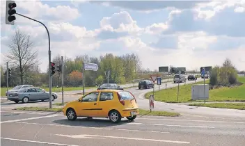  ?? RP-ARCHIVFOTO: WOLFGANG KAISER ?? Nicht immer ist es hier so ruhig: Vor allem zur Feierabend­zeit stauen sich die Autos in Münchheide an den Auffahrten zur A 44. Im übernächst­en Jahr könnte mit den Arbeiten zur Verlängeru­ng begonnnen werden.