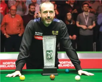  ??  ?? Mark Williams proudly poses with the Alex Higgins Trophy Photo: worldsnook­er.com