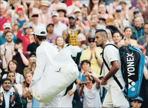  ?? ADRIAN DENNIS / AFP ?? Nick Kyrgios es mira Rafael Nadal mentre tots dos abandonen la pista central ahir a Wimbledon