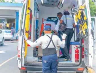  ?? PEDRO BAZIL ?? ↑ Paciente COVID-19 es preparada para traslado del hospital Moscoso Puello.