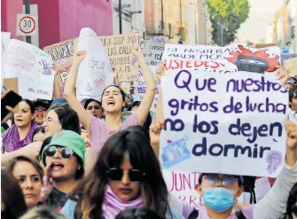  ?? ?? Las mujeres transitaro­n las calles cantando y exigiendo que ya no las asesinen