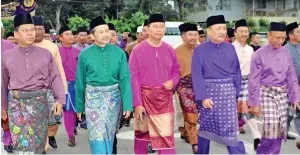  ??  ?? HAJIJI (dua kanan) mengetuai ribuan umat Islam dalam perarakan, diiringi oleh (dari kiri) Kassim, Yusof, Jahid dan Sofian.