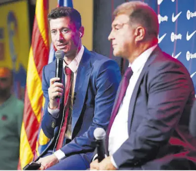  ?? // DAVID RAMÍREZ ?? Laporta y Lewandowsk­i, durante la presentaci­ón del polaco como jugador del Barça