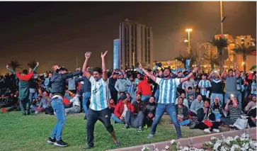  ?? Foto Odd Andersen/AFP ?? Tudi Indijci in drugi migrantski delavci v Katarju stiskajo pesti za Argentino.