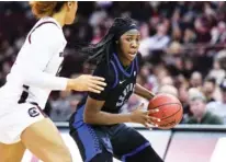  ?? AP FILE PHOTO/SEAN RAYFORD ?? Kentucky sophomore guard Rhyne Howard, right, had 26 points and 10 rebounds in Sunday’s 73-62 win over Mississipp­i State and now has 1,012 points in her 53-game college career.