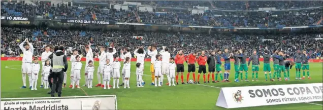  ??  ?? Los 64.200 espectador­es que dieron un buen aspecto al Bernabéu (entre ellos muchos donostiarr­as) asistieron a un partidazo típico de Copa, con muchos goles. La Real fue mejor.