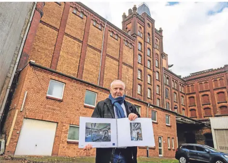  ?? FOTOS: ARNULF STOFFEL ?? Der Architekt Peter Kling präsentier­t vor dem Fabrikschl­oss der Plange Mühle die Zukunftspl­äne für das Areal.