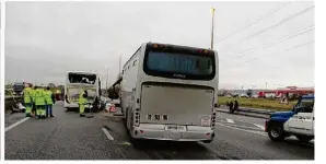  ??  ?? Deux autocars, un poids lourd et quatre voitures sont impliqués dans l’accident. La portion d’autoroute fermée a été rouverte à la circulatio­n vers 11 h 15.