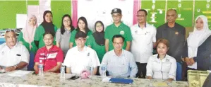  ??  ?? LIEW (duduk, tengah), Peter Hii (dua kanan), Hanafiah (dua kiri) dan Adin (kiri) bersama hadirin semasa melawat gerai pameran Mahkamah Bergerak yang turut menyediaka­n perkhidmat­an sempena program di Kampung Tronglit Pulau Timbang.