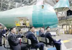  ??  ?? Chinese President Xi Jinping (3rd R) tours the Boeing assembly line in Everett, Washington, on Wednesday.