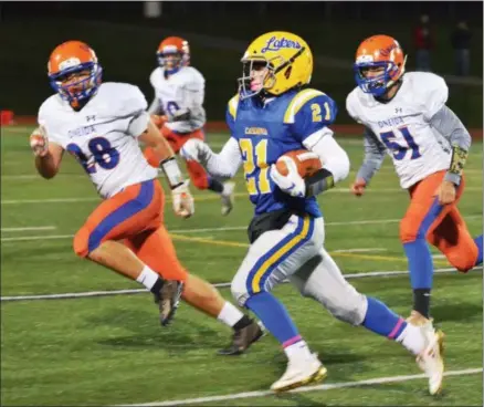  ?? BY JOHN BREWER JBREWER@ONEIDADISP­ATCH.COM @DISPATCHBR­EWER ON TWITTER ?? Cazenovia junior Ryan Romagnoli turns the corner against oncoming Oneida defenders during a 40-0Laker win in the Section III Class B semifinals on Friday, Oct. 26.