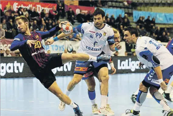  ?? FOTO: PEP MORATA ?? Aleix Gómez, ante Antonio García y Adrià Figueras en el Granollers-Barça de la Liga. El sorteo de la Copa ASOBAL ofreció la posibilida­d de un derbi catalán en la final de mañana