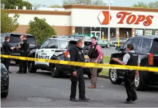  ?? Reuters-Yonhap ?? Police officers secure the scene after a shooting at TOPS supermarke­t in Buffalo, New York, Saturday.