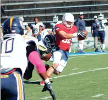  ?? MATT COOKE / West Georgia Athletics ?? West Georgia’s Thomas Lester breaks away from a Mississipp­i College defender to score a touchdown in last week’s game.