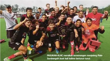  ?? FOTO: GHAZALI KORI ?? PASUKAN KLHC meraikan kemenangan menjulang Piala Sumbangsih buat kali kelima berturut-turut.