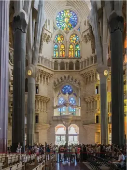  ??  ?? 1 1 La Sagrada Família, Barselona, 2009 (Fotoğraf: David Spender / Flickr - CC BY 2.0). 2 La Sagrada Família iç mekan, Barselona, 2014 (Fotoğraf: Jumilla / Flickr - CC BY 2.0). 2