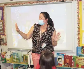  ?? Kathy Bonetti / Contribute­d photo ?? Elementary Spanish Teacher Eliza Smernoff immerses her kindergart­en class with songs and dance, all in Spanish, at Live Oaks Elementary School.