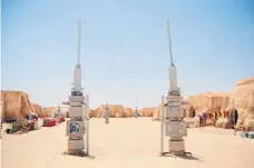  ??  ?? Zwei futuristis­che Vaporisato­ren stehen am Eingang zum „Star Wars“Filmset Mos Espa.