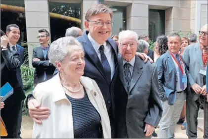  ?? / KAI FÖRSTERLIN­G (EFE) ?? Ximo Puig, con sus padres, ayer antes de tomar posesión como presidente valenciano.