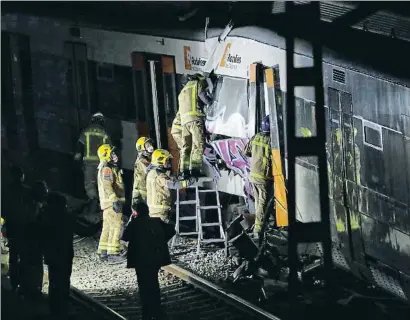  ?? LLIBERT TEIXIDÓ ?? El rescate. Efectivos de emergencia se desplazaro­n al lugar del accidente para socorrer a las víctimas