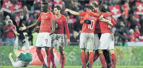  ?? FOTO: EFE ?? Suiza se clasifica en la repesca Venció en Irlanda del Norte (0-1) y se conformó con el empate en su país (0-0)