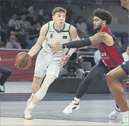  ?? Foto: EFE ?? Kyle Guy, escolta del Joventut, avanza con el balón ante Markus Howard, del Cazoo Baskonia, en el encuentro de ayer