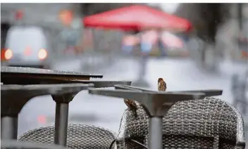  ?? FOTO: DAVID HUTZLER/DPA ?? In ganz Deutschlan­d bleiben Gastronomi­e und Einzelhand­el bis mindestens Ende Januar geschlosse­n. Die Folgen für die betroffene­n saarländis­chen Betriebe sind enorm.