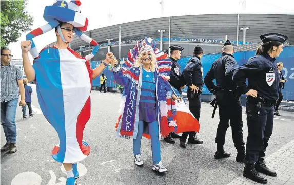  ?? Před zahajovací­m zápasem Francie–Rumunsko (skončil po uzávěrce – výsledek na Sport.Lidovky.cz) se domácí fanoušci dobře bavili. FOTO PROFIMEDIA ?? Atmosféra v ulicích.