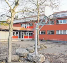  ?? ARCHIVFOTO­S: PATRICK LAABS/ARNO MÖHL ?? Die Gögginger Grundschul­e (links) soll für rund 300 000 Euro zu einem Kindergart­en umgebaut werden. Die Erschließu­ng von Bau- und Gewerbegeb­ieten wie das Gebiet Oberer Kirchberg (rechts) kostet die Gemeinde Krauchenwi­es Geld.