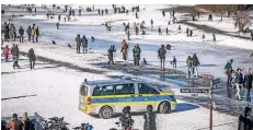  ?? RP-FOTO: HANS-JÜRGEN BAUER ?? Die Polizei war am Wochenende ebenso wie OSD und Rettungswa­gen am Rhein im Einsatz.